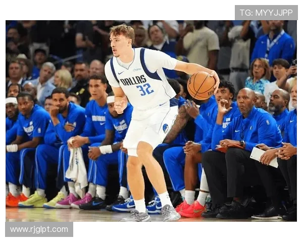 弗拉格半场高效表现6投3中罚球全中贡献12分引领比赛走势稳健发挥