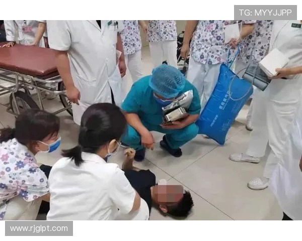 江苏男子踢球突然昏迷 球友紧急施救成功挽回生命